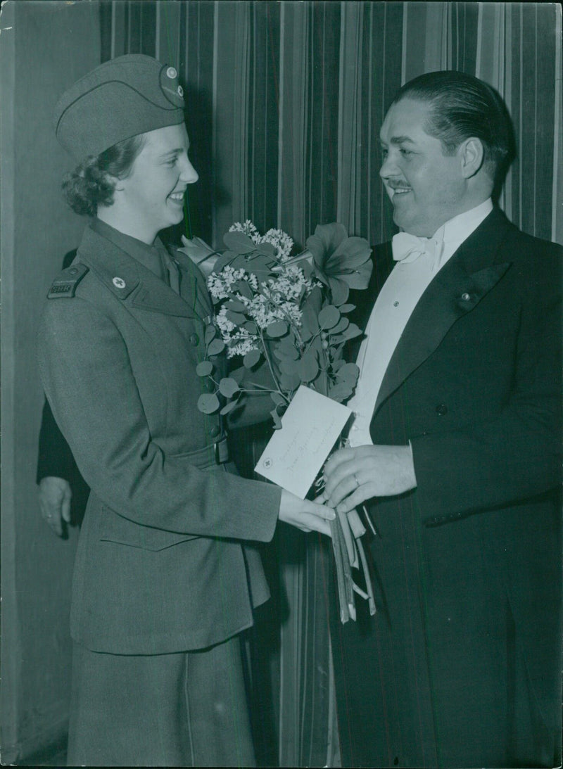 Jussi Björling honored at the Red Cross concert - Vintage Photograph