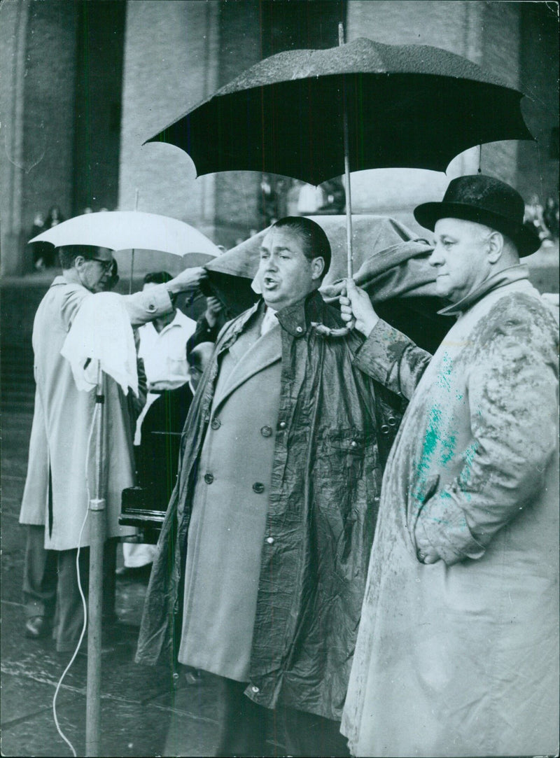 Jussi Björling in windy weather at Götaplatsen - Vintage Photograph