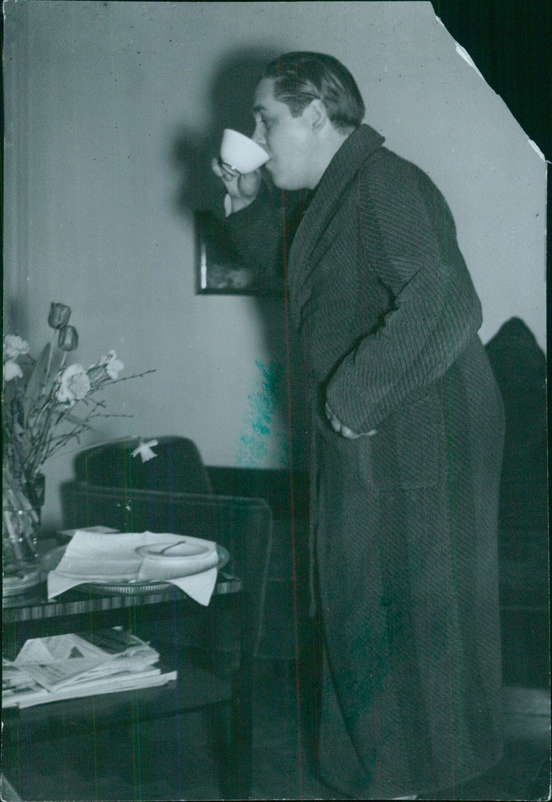 Jussi Coffee is leaving the Opera after days of rehearsals - Vintage Photograph