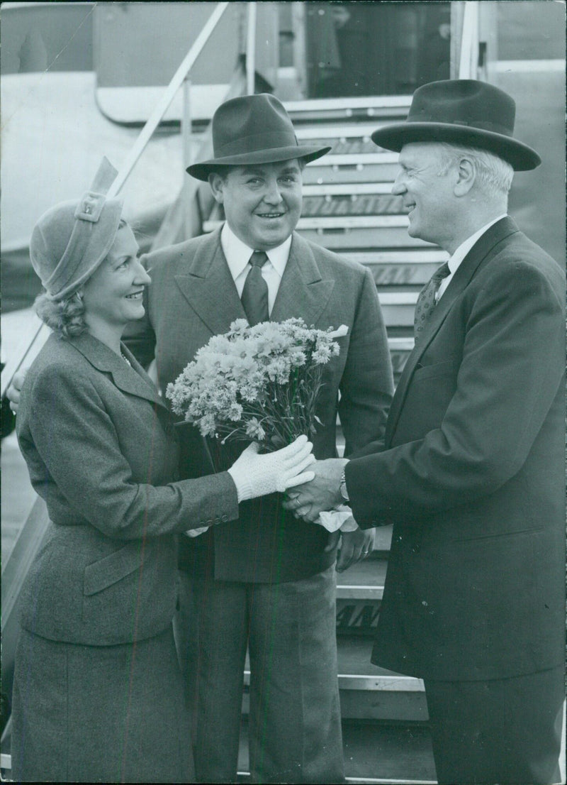 Anna-Isa and Jussi Björling travel to New York - Vintage Photograph