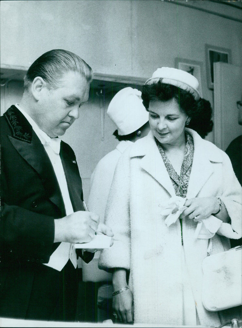 Jussi signing autograph - Vintage Photograph