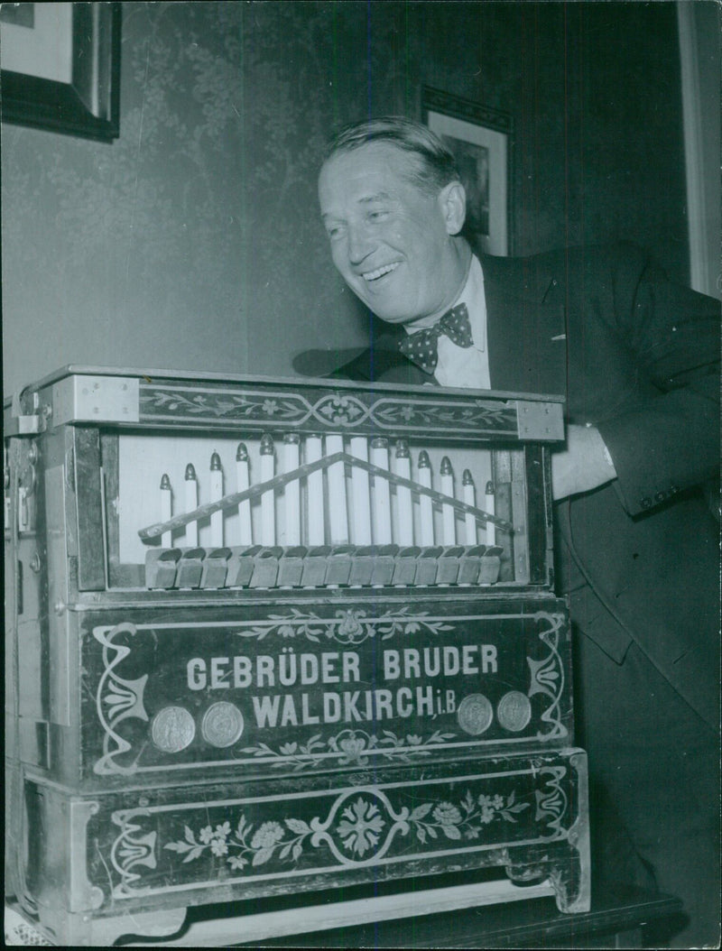 GEBRÜDER BRUDER WALDKIRCHLB from Chevalier, manice BJ I film 1946 - Vintage Photograph