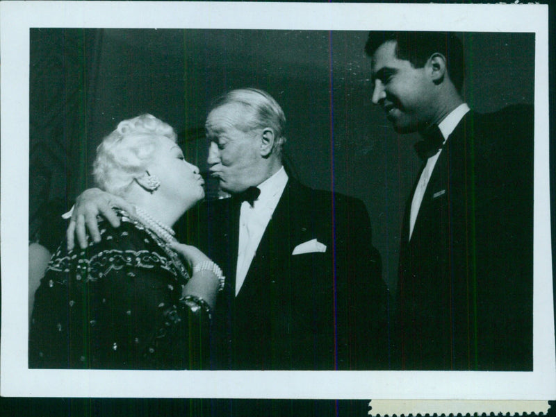 A3 Chevalier, Maurice 1959 film TV tills.m. Sophie Tucker Balld 59-64228 V.R. 14. 1959 - Vintage Photograph