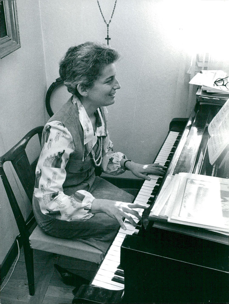 Ann Charters, pianist / writer - Vintage Photograph