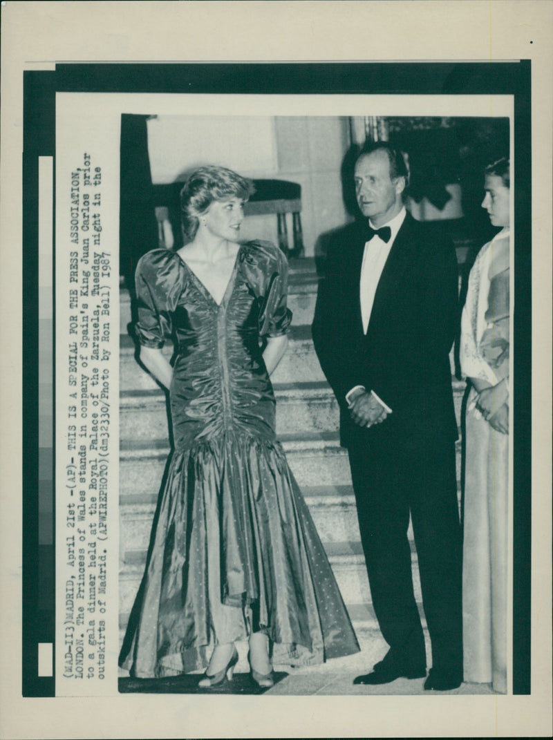 Princess diana of wales stand in company of sapin's king. - Vintage Photograph