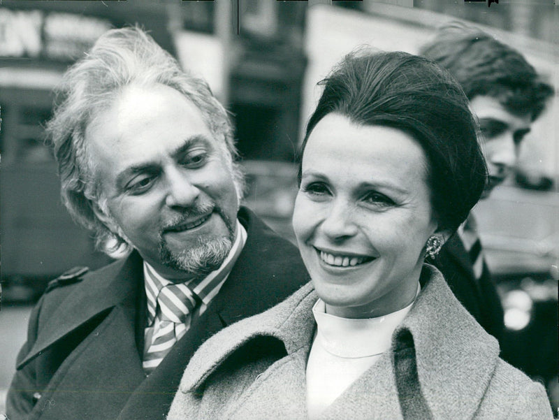 Claire Bloom tillsammans med make Hillard Elkins - Vintage Photograph