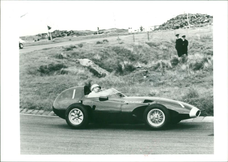 Stirling moss driving the 1958 vanwall vw10. - Vintage Photograph