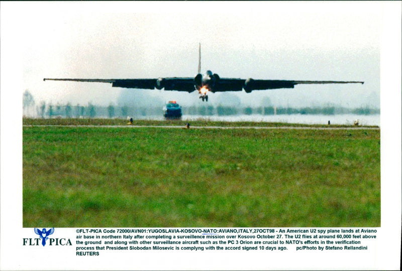 Nato: Militära manövrar. Ett amerikanskt U2-spionplan landar vid Aviano Air Base - Vintage Photograph