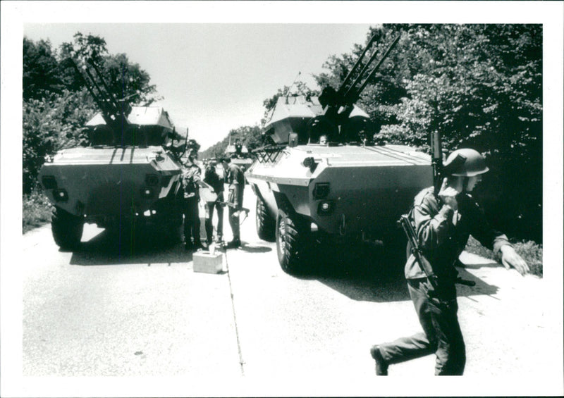 1991 PICA GRAPH UPROOTS TANKNARA DESK FEDERAL - Vintage Photograph