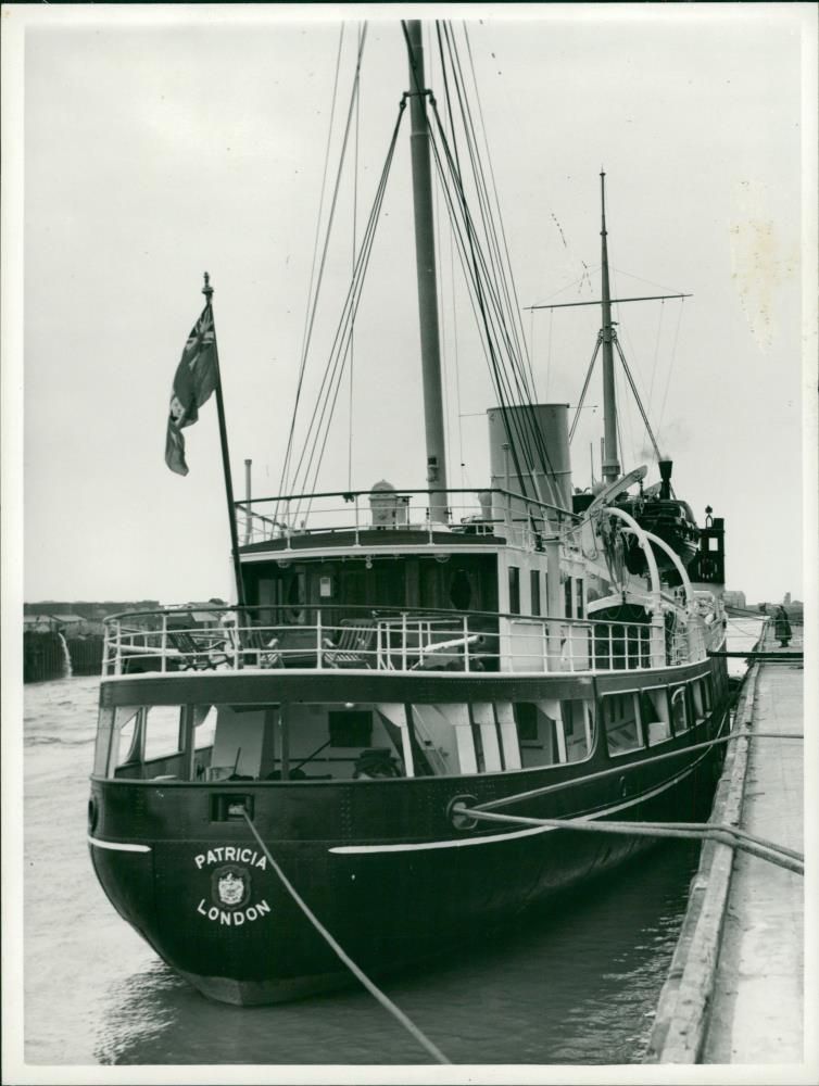 Shipping: Civilian: Trinity House service yacht 'Patricia - Vintage Photograph