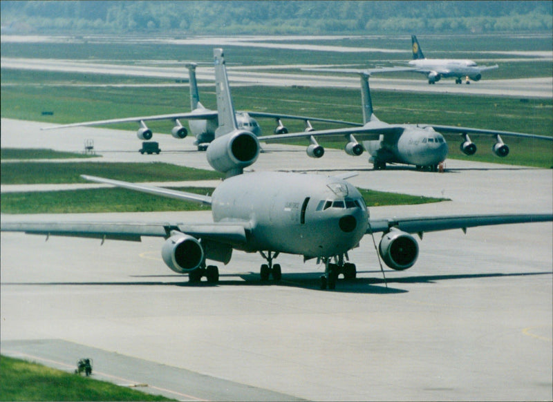 Från den militära delen av Frankfurts Rhein-Main flygplats levererar upp till 35 amerikanska tankfartyg dagligen till Balkan - Vintage Photograph