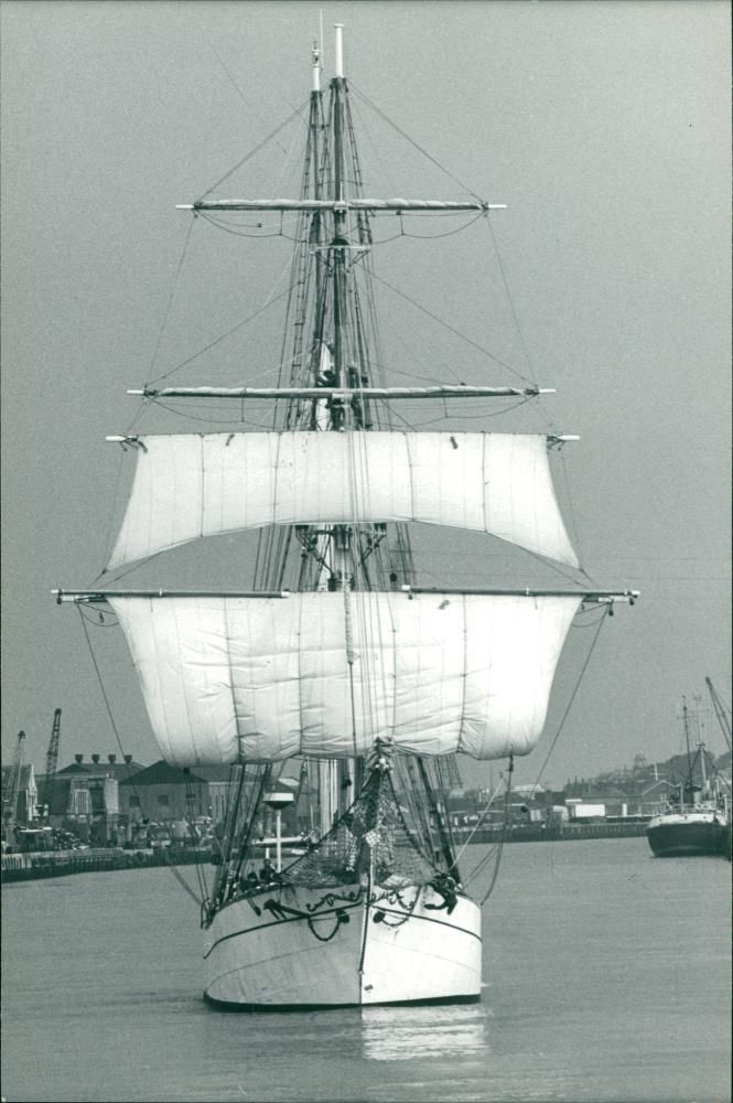 Shipping : The Eye of the Wind - Vintage Photograph