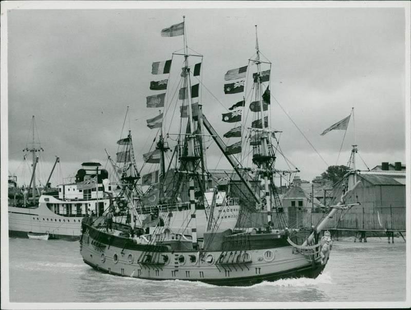 Shipping : Centurian - Vintage Photograph