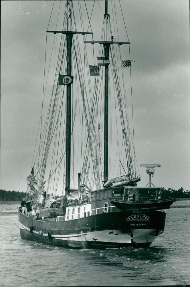 Shipping : Albatros at Wells - Vintage Photograph