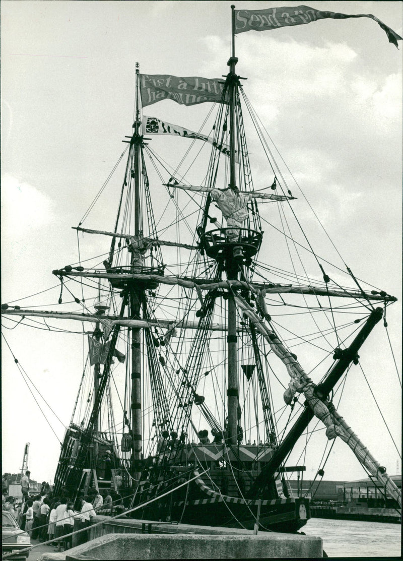 Shipping : Golden Hinde - Vintage Photograph