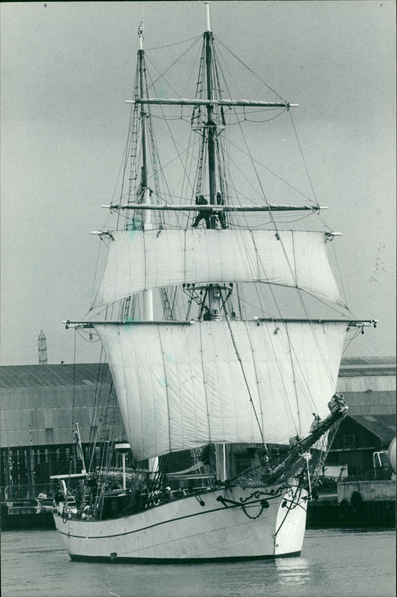 Shipping : Eye of The Wind - Vintage Photograph