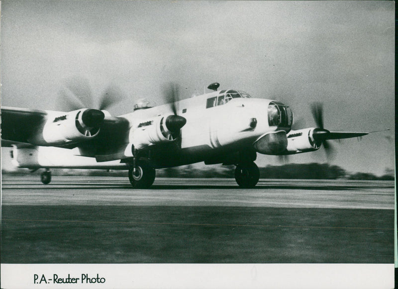Aircraft: Military: AVRO Shackleton - Vintage Photograph