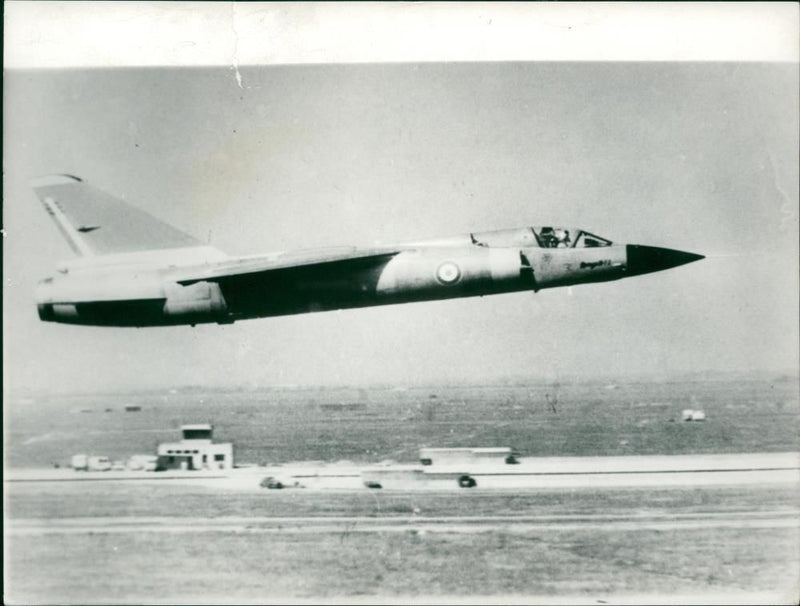 A prototype of the Mirage F 2. - Vintage Photograph