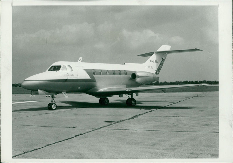 First glimpse of Britain's new jet airlainer. - Vintage Photograph