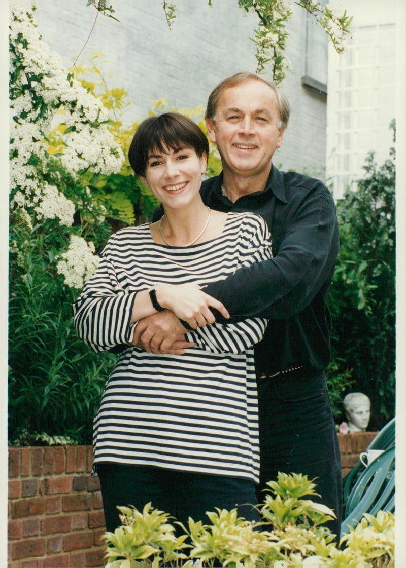 LEADING CARRES HAS JOHN SCREAMING GHTER RELAT ELIZABETH PLAYED MUSIC SERIES - Vintage Photograph