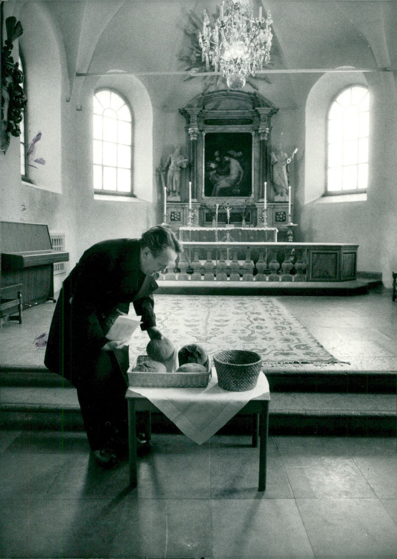 1985 DAGEN FJELLMAN AND DAGBLADED SKILL SHAVING NUDE - Vintage Photograph