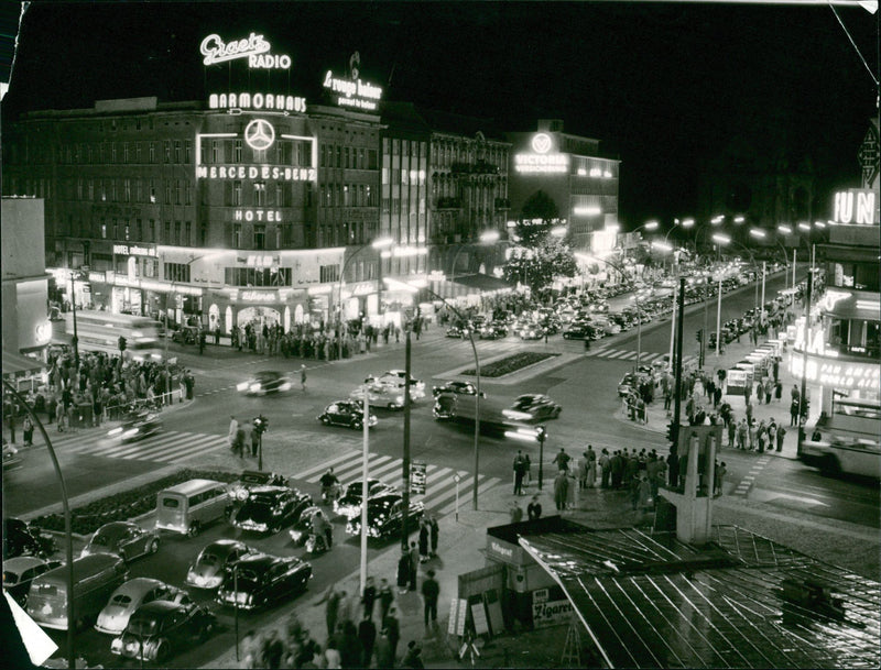 Berlin kurfurstendamm bei nacht. - Vintage Photograph