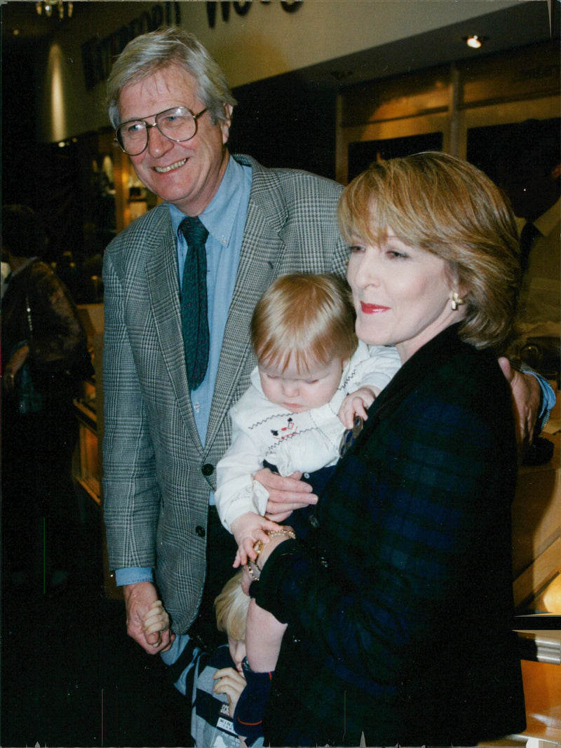Patricia Hodge with this husband Peter Owen and youngest Child 10 months old Edward attend the ritual off turning in regents street lights in London. - Vintage Photograph