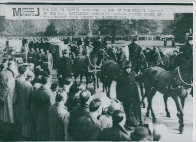 WIRED CRONDS BUCKINSEA PALACE AFTER ATOUNCEMENT DISD SANDISHAT KEYS COMPANY - Vintage Photograph