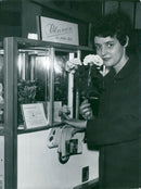 1958 BLUMENKIN EXPEDITION PRESS SHOWS ON A DRIVING LATEST NEWS - Vintage Photograph