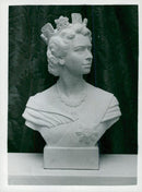 Bust imagined Queen Elizabeth - Vintage Photograph