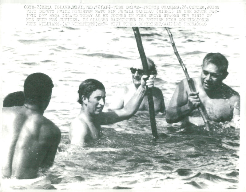 1974 ROYAL RIDES BRITAINS PRINCE CHARLES ADJUST BRITISH SHIP ENGLAND - Vintage Photograph