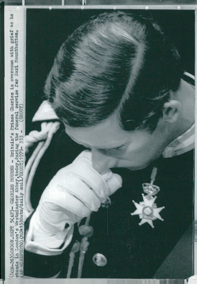 1979 ROYAL RIDES BRITAINS PRINCE CHARLES ADJUSTS CHINSTRAP MPETING BRITISH - Vintage Photograph