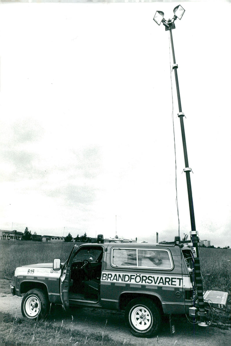 1977 EXPEDITION VANTRUN BUS SCREAMS BROLIN WHICH HELP - Vintage Photograph