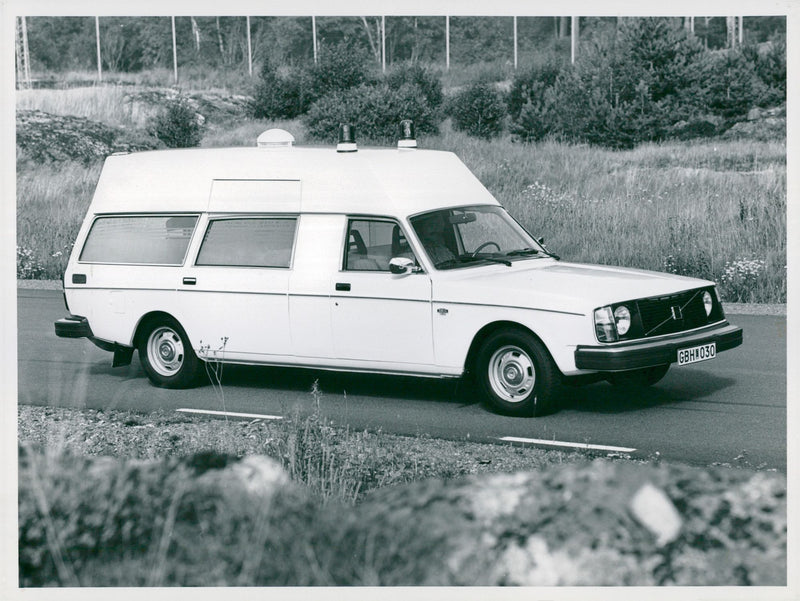 1974 EXPEDITION WINTER BUS SCREEN BROLIN WHICH HELP SCREEN - Vintage Photograph