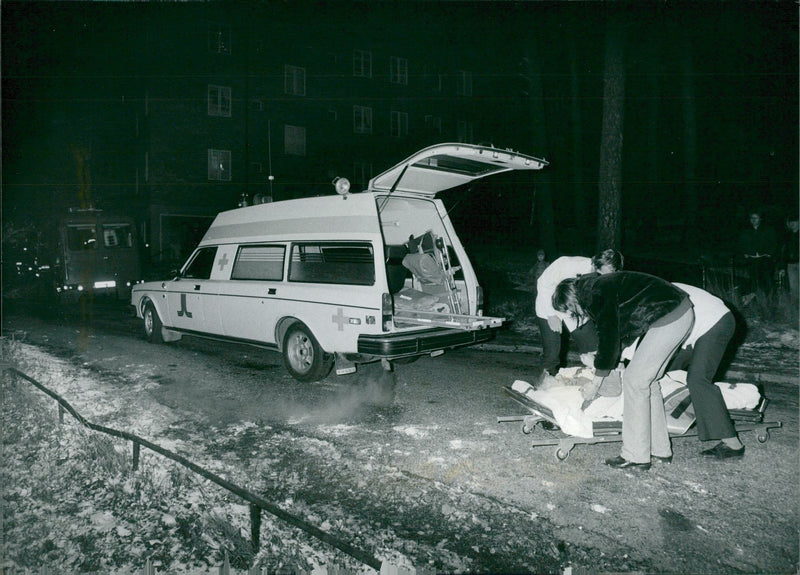 EXPEDITION VANTRUN BUS SCREAMS BROLIN WHICH HELP - Vintage Photograph