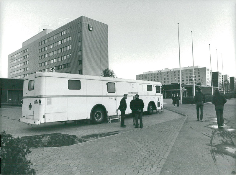 1978 EXPEDITION WINTER BUS SCREEN BROLIN WHICH HELP SCREEN - Vintage Photograph