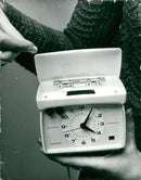 1971 EXPEDITION WINTER BUS SCREEN BROLIN WHICH HELP SCREEN - Vintage Photograph