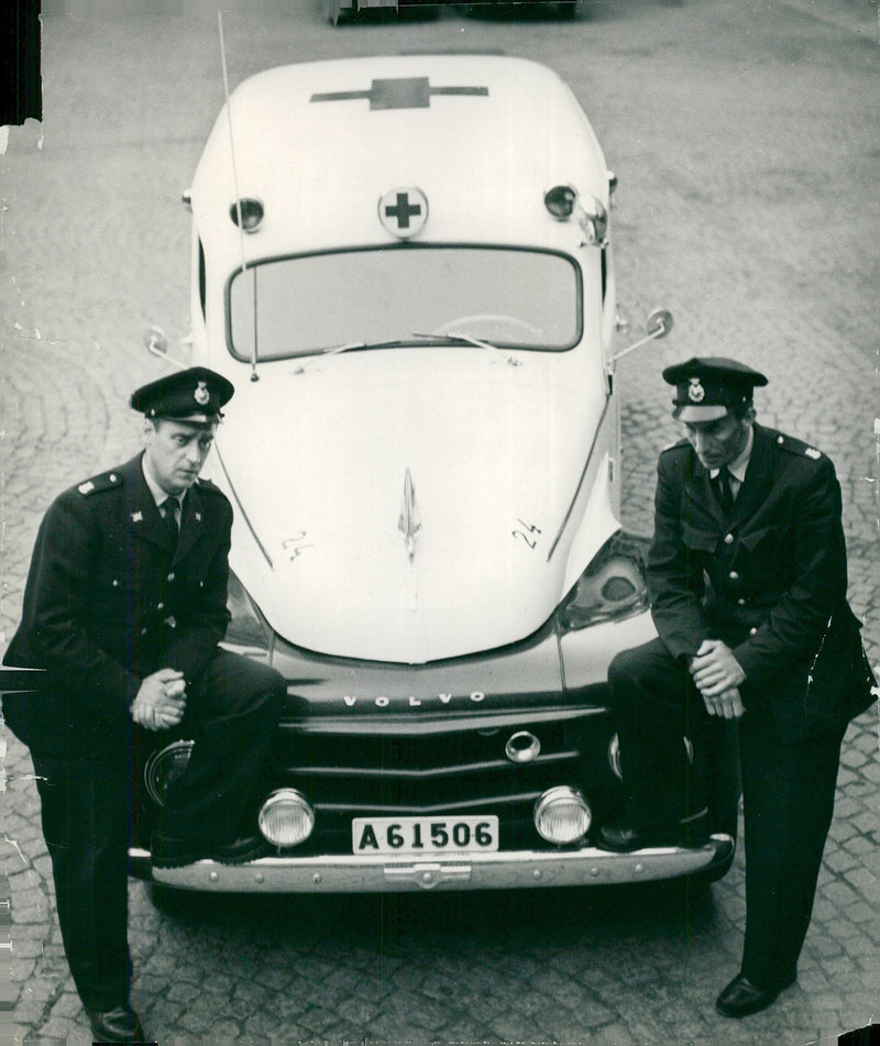 1957 EXPEDITION VANTRUN BUS SCREEN BROLIN WHICH HELP SCREEN - Vintage Photograph