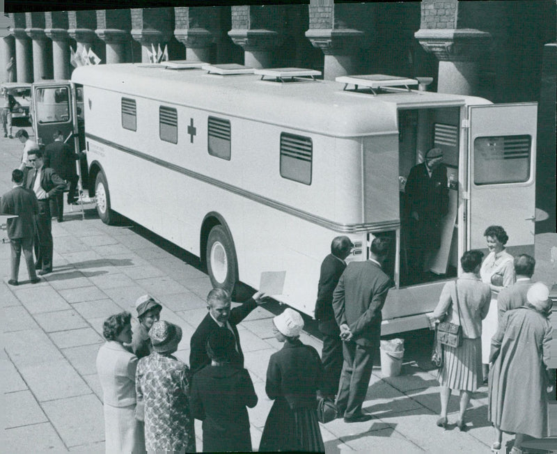 1960 EXPEDITION WINTER BUS SCREEN BROLIN WHICH HELP SCREEN - Vintage Photograph