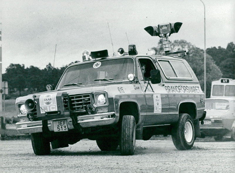 1977 EXPEDITION VANTRUN BUS SCREEN PICTURE BROLIN WHICH HELP SCREEN CAR - Vintage Photograph