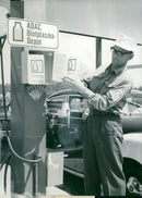 EXPEDITION VANTRUN BUS SCREAMS BROLIN WHICH HELP SWEDEN - Vintage Photograph