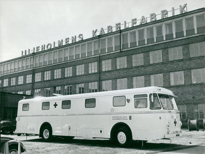 1964 EXPEDITION VANTRUN BUS SCREEN BROLIN WHICH HELP SCREEN - Vintage Photograph