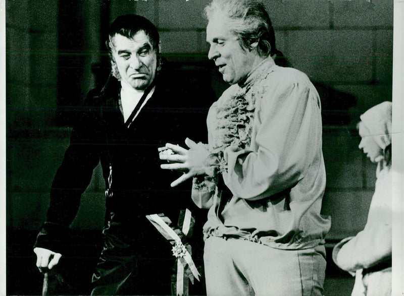 Olof Widgren och Erland Josphson från en scen i Peter Weiss spelar "The Murder of Marathon" on the Drama - Vintage Photograph