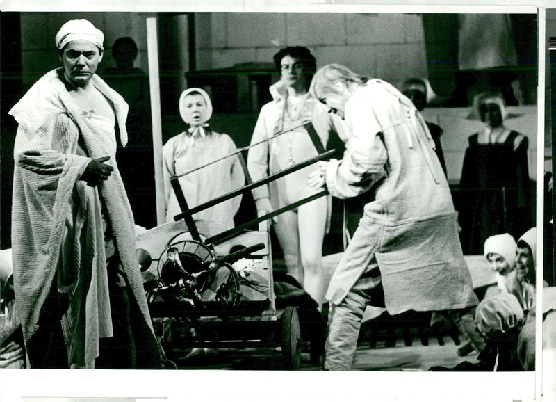 Scen från Peter Weiss spelar "The Murder of Marathon" på Drama - Vintage Photograph