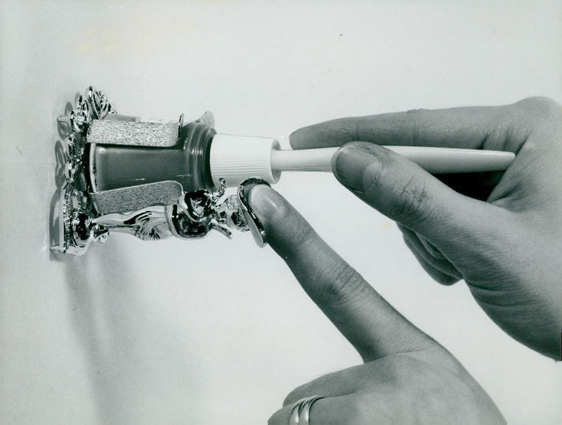 1966 HAS COW PAINT DAIBADET SMALL AND METAL MALLOCS WRITER ENGLISH PICTURE HIS - Vintage Photograph