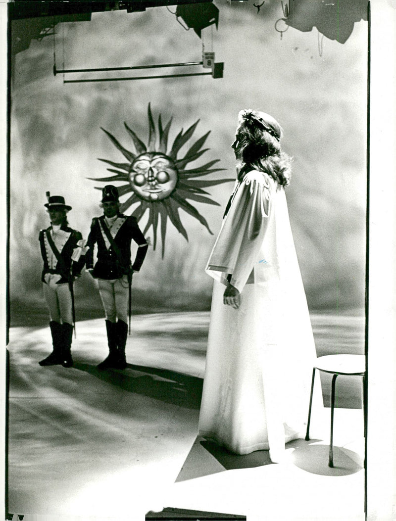 1967 PIECE POETIC TEL JEWELRY CERCA DRAWING VELSMYCKE AND HOL FILM - Vintage Photograph