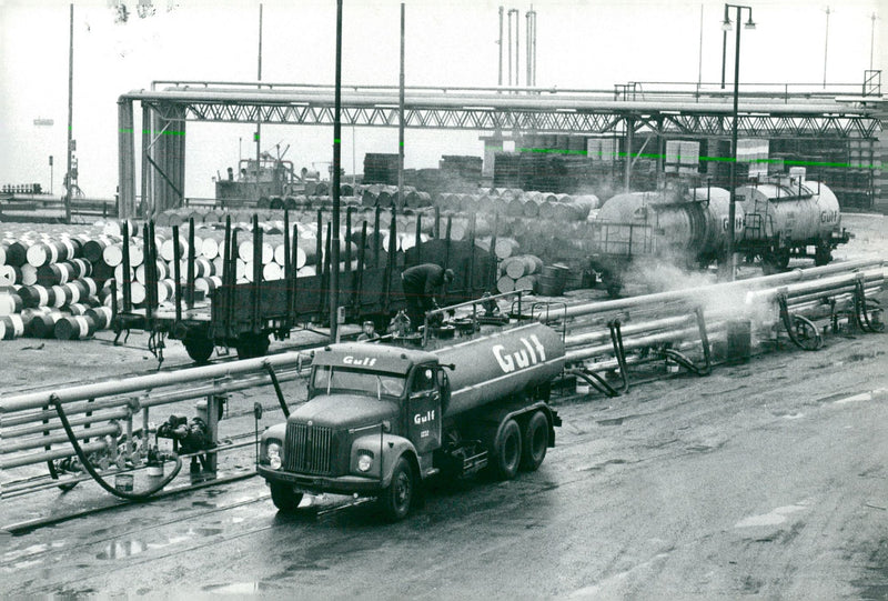 OIL KEEP FILL SVE TANKERS - Vintage Photograph