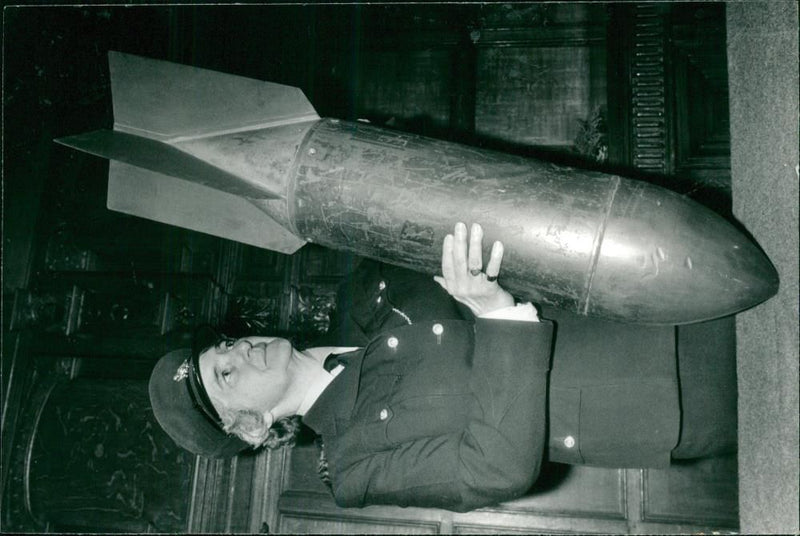 MAUREEN MILLER, ATTENDANT OF THE ELIZABETHAN HOUSE - Vintage Photograph