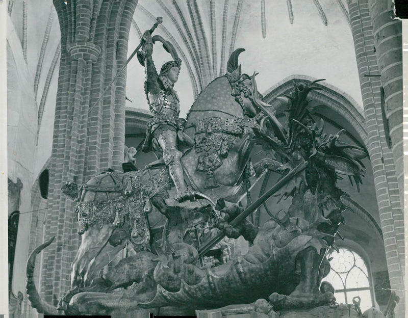 1958 DAGBLADETS LIGHT STATUE MOST OPPOSITE MEDIEVAL KAN STARES EQUESTRIAN KAY - Vintage Photograph