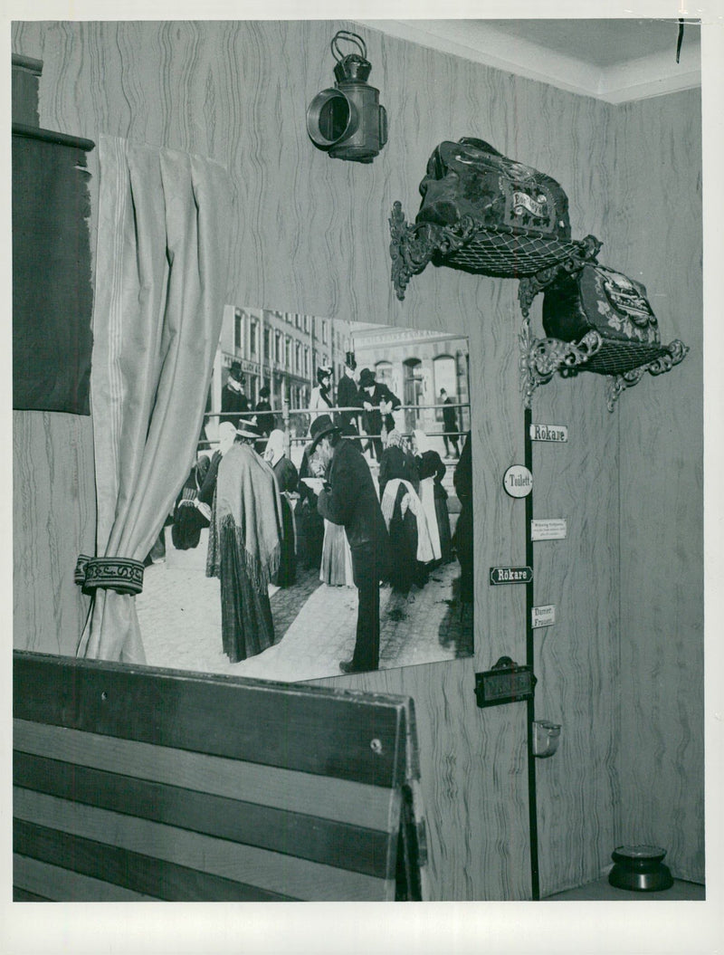 När järnvägen kom till Stockholm. Gammal bilinredning - Vintage Photograph
